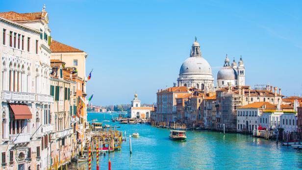 Blick auf den Canal Grande in Venedig mit der Kirche Santa Maria della Salute.