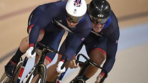 Zwei Bahnradfahrer des britischen Teams während eines Rennens.