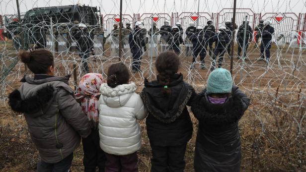 An der weißrussisch-polnischen Grenze: Tausende Menschen sitzen hier noch fest