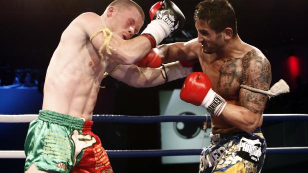 Zwei Muay Thai Kämpfer boxen im Ring gegeneinander.
