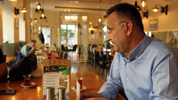 Akın Hasan schaut besorgt in das fast leere Kent-Restaurant in der Märzstraße.