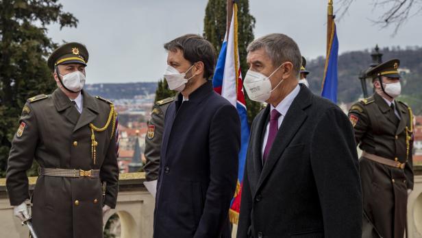 Tschechiens Übergangspremier Andrej Babiš (rechts) und der slowakische Regierungschef Eduard Heger