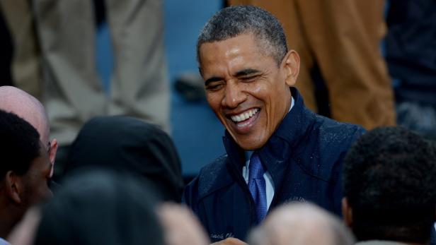 Ein lachender Barack Obama inmitten einer Menschenmenge.
