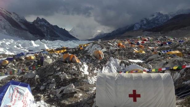 Eines der Basislager für den Gipfelsturm auf den Mount Everest. 200 Taubergungen fliegen die Bergretter pro Jahr im Gebiet.