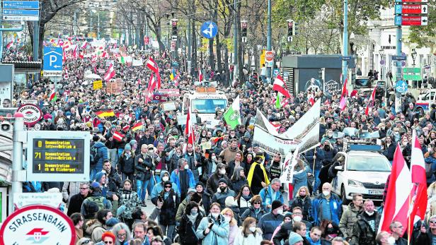 DEMONSTRATION GEGEN CORONA-MASSNAHMEN