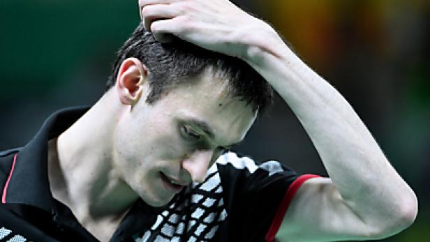 Ein enttäuschter Tischtennisspieler fährt sich mit der Hand durch die Haare.
