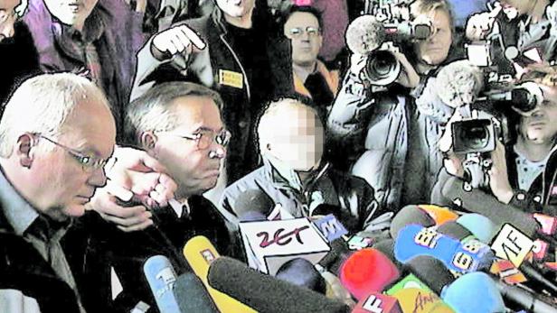 14.11.2000: Pressekonferenz mit dem damaligen Landeshauptmann Franz Schausberger (li.). Auch dabei: Ministerialbeamter Horst K. (gepixelt)