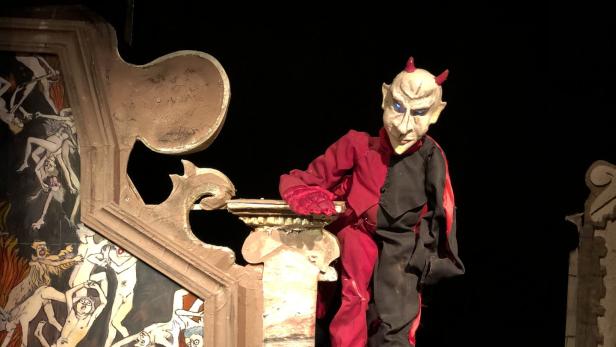 as schräge Das Mini-Musical „Alois und Eurydike“ gestattet ihm ein Solo: der Teufel in der griechischen Unterwelt