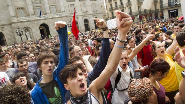 epa03693263 Several thousand people protest in Barcelona, northeastern Spain, 09 May 2013. Students, teachers and parents from all educative levels were called jointly to join a public education general strike against budget&#039;s cuts and against the education reform called &#039;Constitutional Law for the improvement of Education Quality&#039; planned by Spanish Minister Jose Ignacio Wert. EPA/ALEJANDRO GARCIA