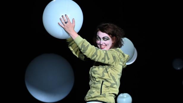 Begeisterte bei den Salzburger Festspielen in „Richard the Kid &amp;amp; the King“: Lina Beckmann als Krieger, der nach den Sternen greift