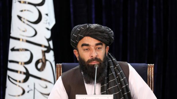 Ein Sprecher der Taliban vor der Presse in Kabul