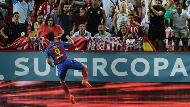 Luis Suárez jubelt während eines Fußballspiels vor einer jubelnden Menge.
