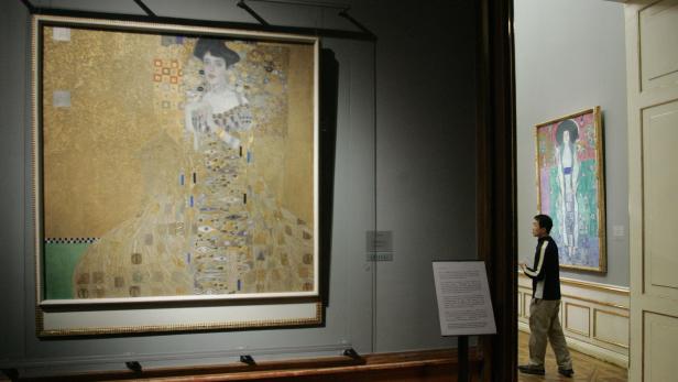 Ein Besucher betrachtet Gustav Klimts „Adele Bloch-Bauer I“ in einer Ausstellung.