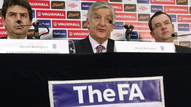 Adrian Bevington und David Bernstein bei einer Pressekonferenz von The FA.