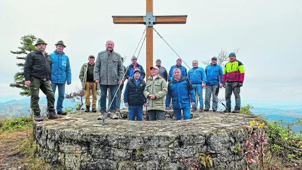 Mitglieder des Kameradschaftsbundes und Bürgermeister montierten das Gipfelkreuz am Greinberg