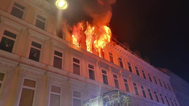 Meterhohe Flammen aus Wiener Altbauwohnung: Vater und Kinder im Spital