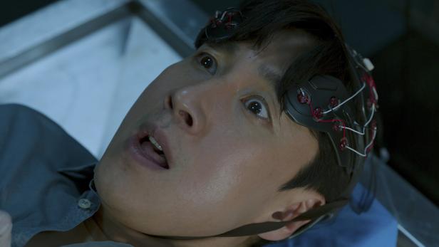 Lee Sun-kyun als „Dr. Brain“ zapft die Erinnerungen von Toten an und scheut auch nicht vor Katzen zurück