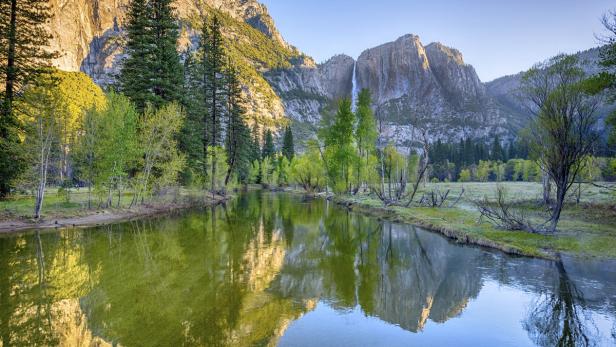 Bildbnummer: 54997610 Yosemite-Nationalpark, Wasserfall Yosemite Falls, Landschaft, USA, Fluss, Landschaftspanorama, Sonnenlicht, Berg, Fels, Morgendämmerung, Sonnenaufgang, Spiegelung, Niemand, Ruhige Szene, Reiseziel, Horizontal, Im Freien, Weitwinkel, Baum, Tag, Wasserfall, Wald, Nationalpark, Kalifornien, Merced, Farbbild, Schöne Natur, Fotografie, Morgen, 2015