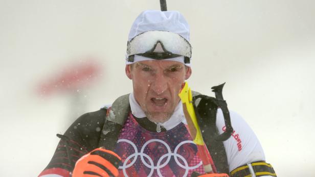 Ein Biathlet während eines Wettkampfs im Schnee.