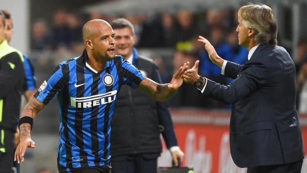 Ein Fußballspieler gibt seinem Trainer ein High-Five.