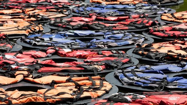 International rezipiert: Im Park des von Agnes Husslein-Arco geleiteten Belvedere greift Ai Weiwei das Flüchtlingsthema auf – mit einer Installation aus 1005 Schwimmwesten