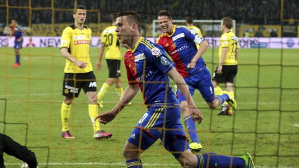 REFILE - REMOVING REPEATED WORD FC Basel&#039;s (FCB) Fabian Frei (front) and his team-mate Marco Streller (R) celebrate after he scored during their Swiss Super League soccer match against BSC Young Boys (YB) in Bern May 29, 2013. REUTERS/Arnd Wiegmann (SWITZERLAND - Tags: SPORT SOCCER)