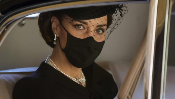 Prinzessin Kate in Schwarz mit schwarzem Mundschutz und Perlenschmuck am Tag von Prinz Philips Beerdigung