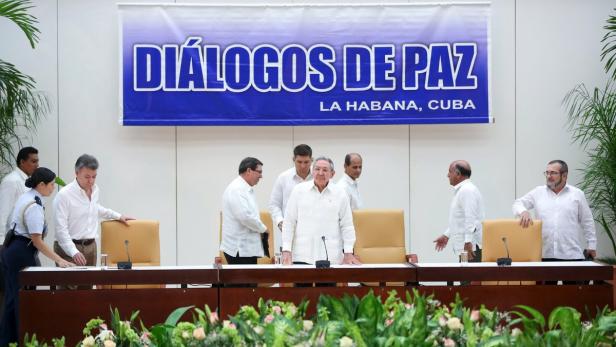 Kubas Präsident Raul Castro (Mitte), Kolumbiens Präsident Juan Manuel Santos, (3.v.l.), und FARC-Rebellenführer (r.) bei den Gesprächen in Havanna am 23. September 2015.