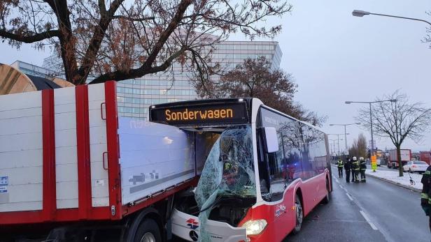 Linienbus krachte gegen geparkten Lkw: Drei Verletzte