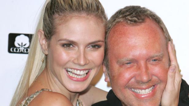 Heidi Klum und Michael Kors lächeln zusammen in die Kamera.