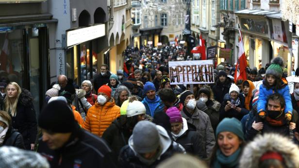 Corona-Demos: "Heil Hitler"-Rufe in Graz, mehrere Festnahmen in St. Pölten