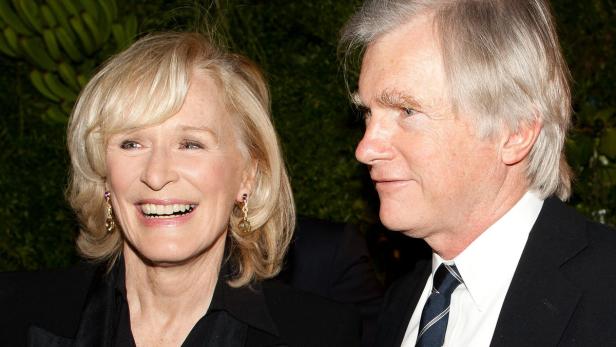 Glenn Close und ihr Ehemann David Shaw posieren zusammen.