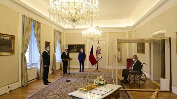 Tschechiens Präsident lobte Ministerpräsidenten im Glaskasten an