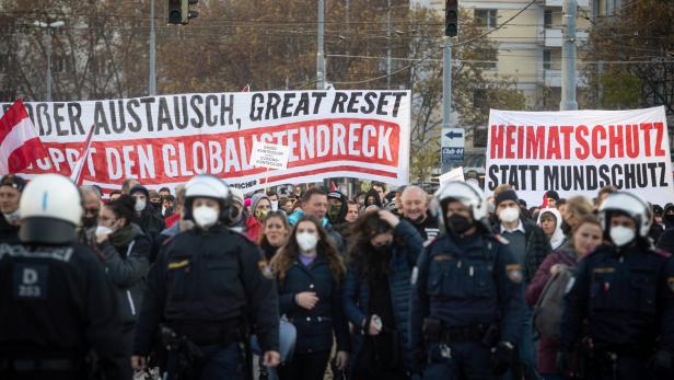 Rechtsextreme Transparente auf einer Demo gegen die Corona-Maßnahmen in Wien