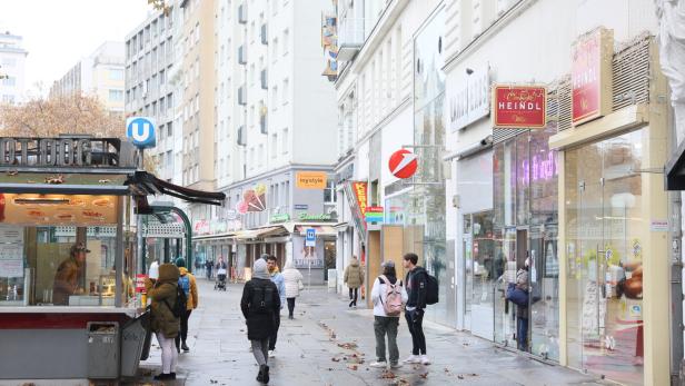 Der Schwedenplatz ist von Öffi-Haltestellen, Autoverkehr und Imbissständen geprägt. Über dessen Umbau wird seit dreizehn Jahren diskutiert. 