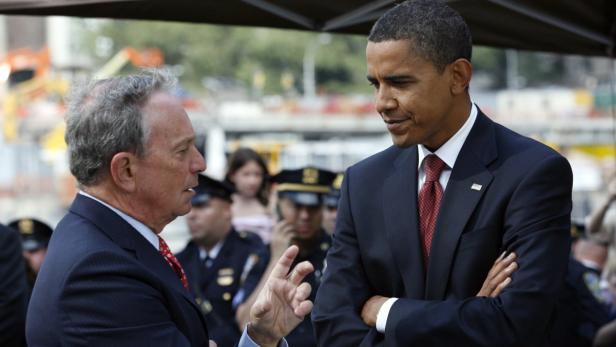 Michael Bloomberg und Barack Obama unterhalten sich.