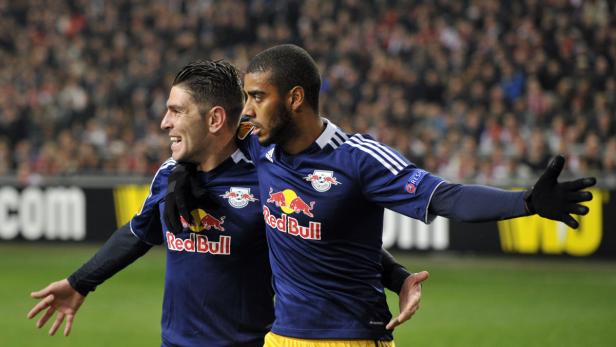 Zwei Fußballspieler von RB Leipzig feiern ein Tor.