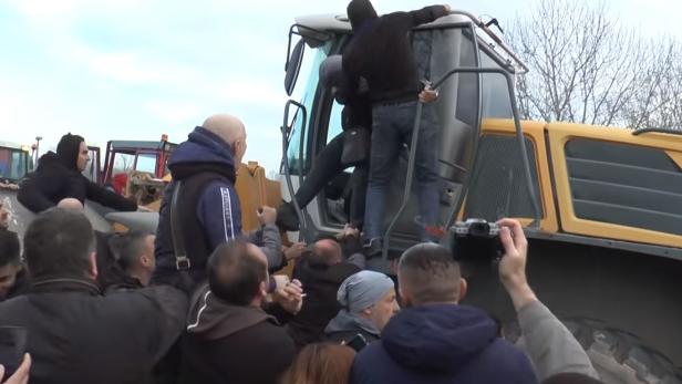 Bagger fuhr in Serbien in Demonstranten