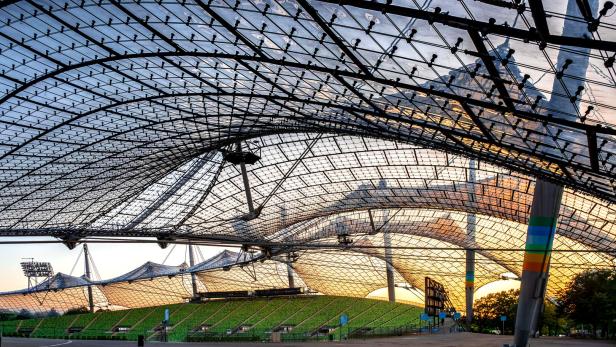 Eine Klettertour über das gläserne Stadiondach in München