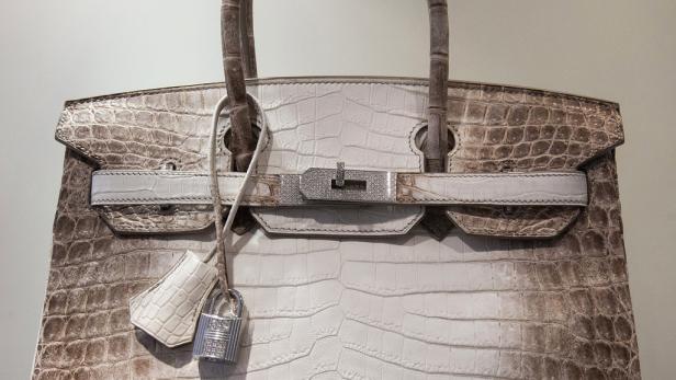 Eine weiße und braune Hermès Birkin Bag aus Krokodilleder mit silbernem Schloss.