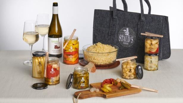 Eine Auswahl von Staud’s Wien Produkten, darunter eingelegtes Gemüse, Wein und eine Filztasche.