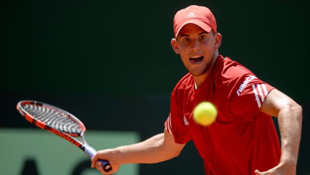 Dominic Thiem schlägt einen Tennisball während eines Matches.
