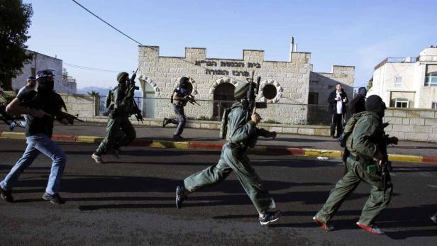 Israelische Sicherheitskräfte töteten die zwei palästinensischen Angreifer. Diese hatten eine Synagoge in Jerusalem gestürmt und vier Betende ermordet, acht weitere wurden teils lebensgefährlich verletzt.