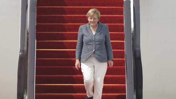 Merkel in AirForce? Video der Kanzlerin im Nike-Store geht viral