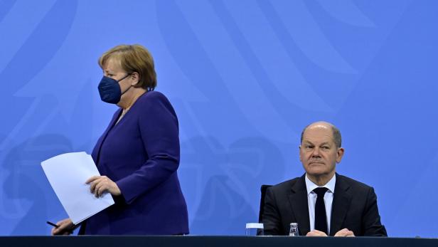 Angela Merkel und ihr Nachfolger Olaf Scholz