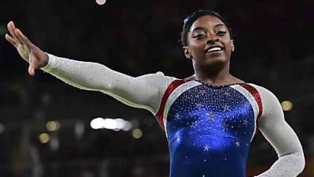 Simone Biles bei einem Gymnastikwettkampf.