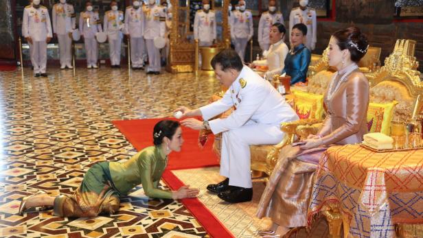 Thai-König Rama X. am 20. November bei einer religiösen Zeremonie in Bangkok: Seine Zweit-Frau Sineenat „Koi“ Wongvajirapakdi huldigt ihm liegend, Königin Suthida darf sitzen