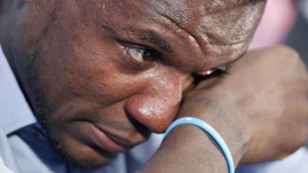 Barcelona&#039;s soccer player player Eric Abidal reacts during a news conference at Camp Nou stadium in Barcelona May 30, 2013. France&#039;s defender Eric Abidal will leave Barcelona when his contract expires at the end of the season. REUTERS/Albert Gea (SPAIN - Tags: SPORT SOCCER)