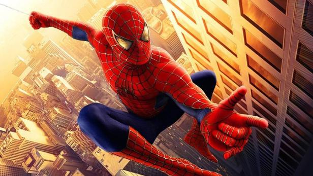 Spider-Man schwingt sich vor der Skyline der Stadt.