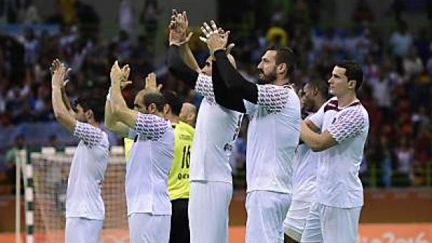 Eine Handballmannschaft klatscht vor einem Spiel Beifall.